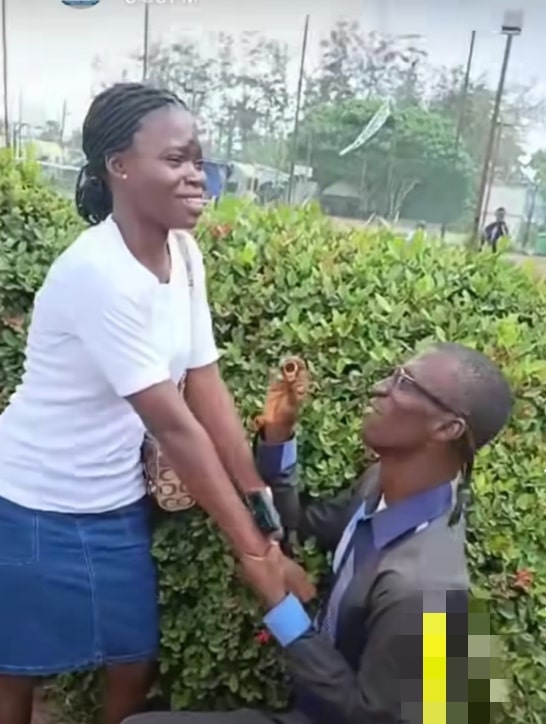 Drama ensues as man proposes to lady in public, video causes buzz