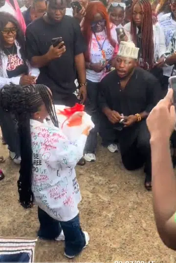 Drama as lady rejects man's marriage proposal on her sign-out day 