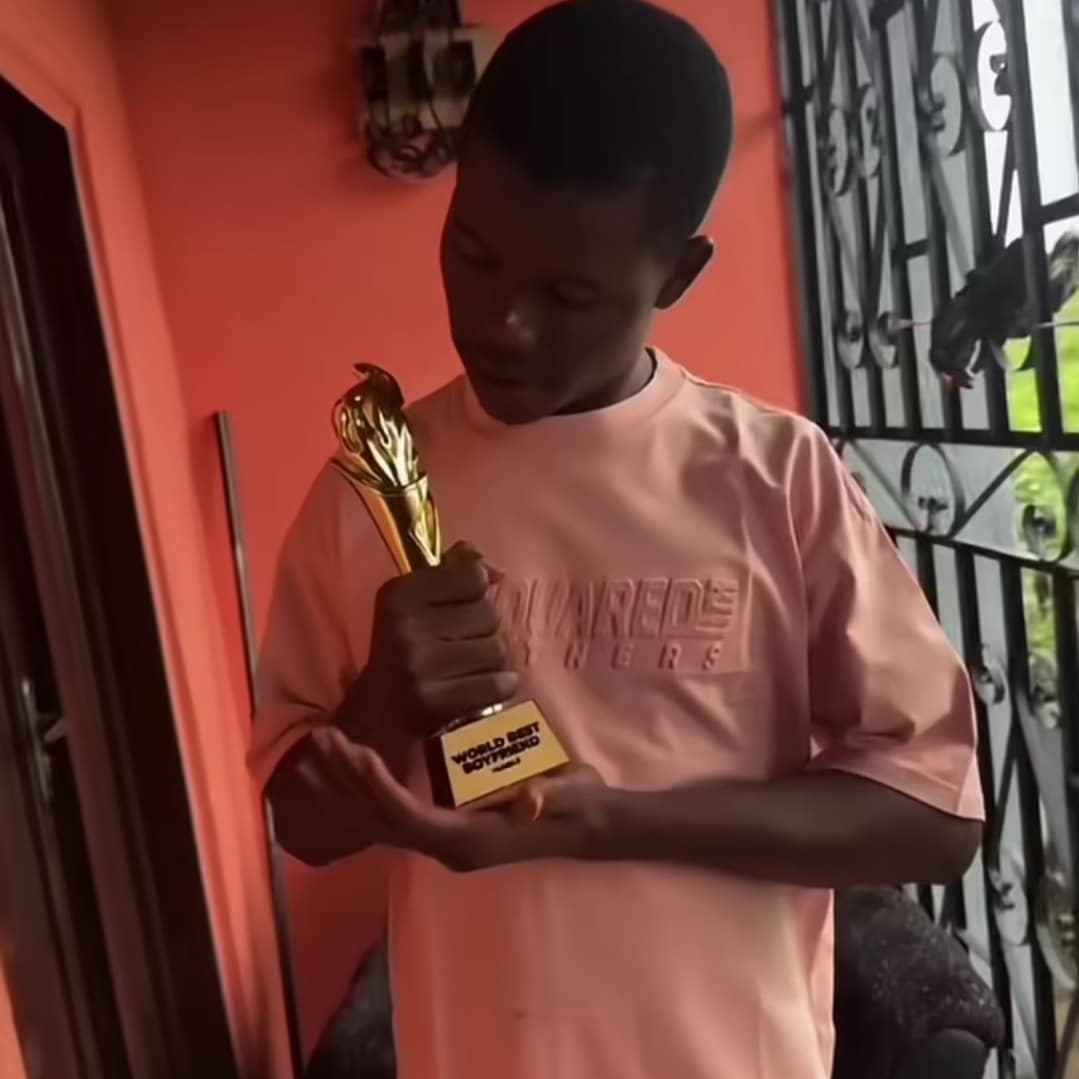 Man goes viral as girlfriend gifts him a gold-plated “world’s best boyfriend” trophy on boyfriend’s day