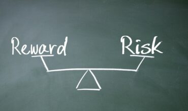 How can traders improve their risk-reward ratio?