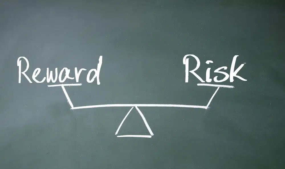 How can traders improve their risk-reward ratio?