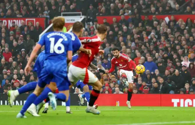 EPL: Fernandes shines as Man United beat Leicester 3-0 in Van Nistelrooy’s final game