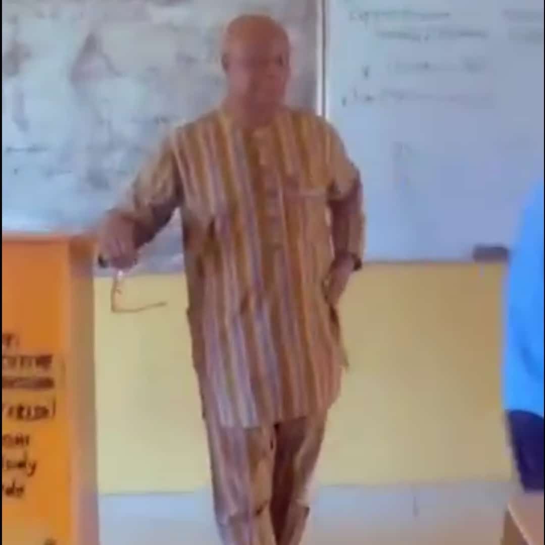 AAU lecturer rewards students with ₦200 each for attending his class