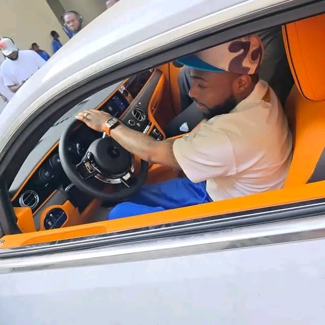 Davido and his Rolls-Royce Spectre 