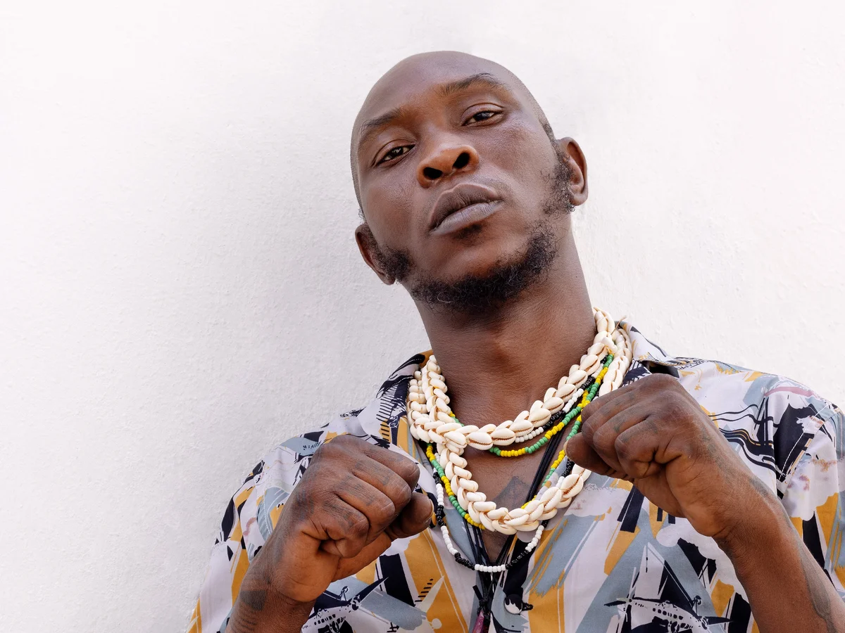 Seun Kuti appreciates Burna Boy as he gifts him a diamond chain