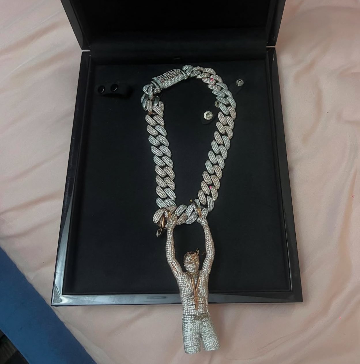 Seun Kuti appreciates Burna Boy as he gifts him a diamond chain