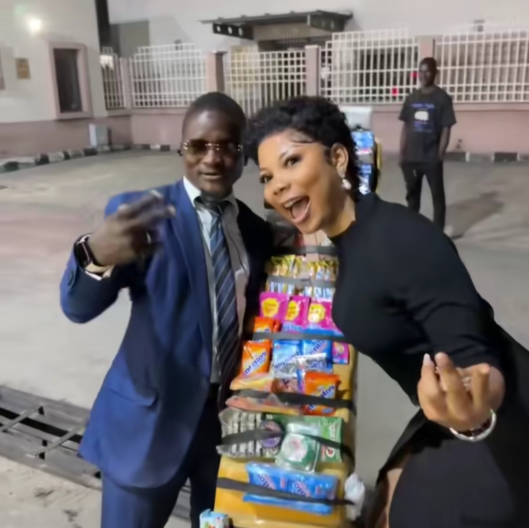 Lady expresses surprise at man selling sweets in suit and tie in Lagos, video shocks many