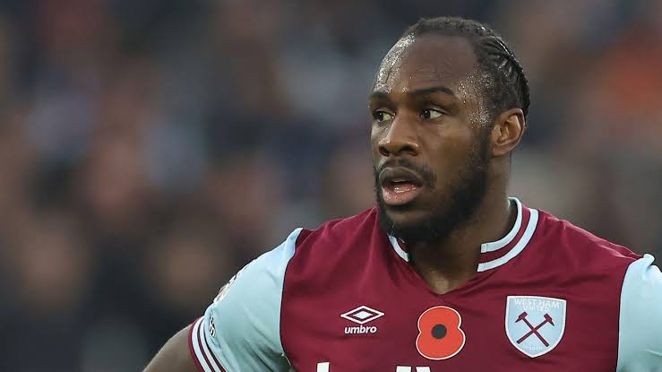 Michail Antonio discharged after car crash as West Ham plan contract talks