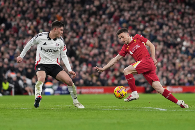 Liverpool 2-2 Fulham: Jota saves Reds after Robertson red card