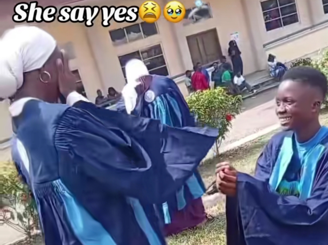 Fresh student proposes to girlfriend during matriculation ceremony, video goes viral