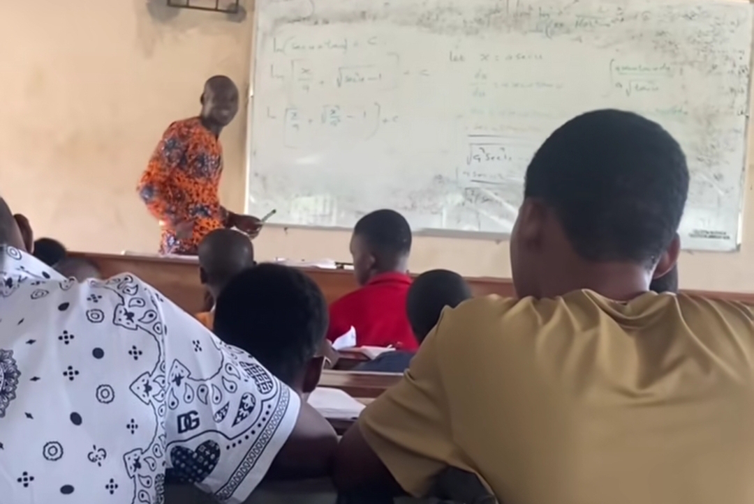 Student calls lecturer during math class to force him to end long lecture, video shocks internet