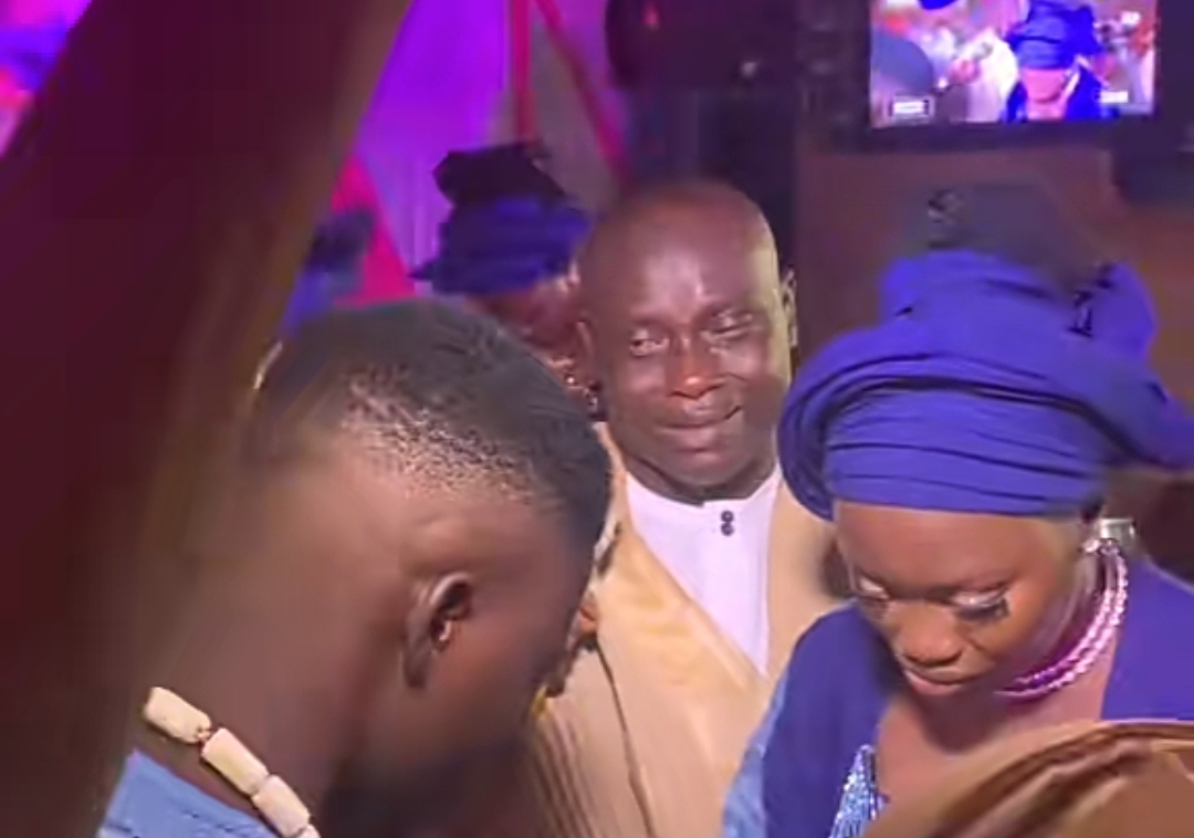 Father breaks down while handing over daughter to groom, begs him not to make him regret it