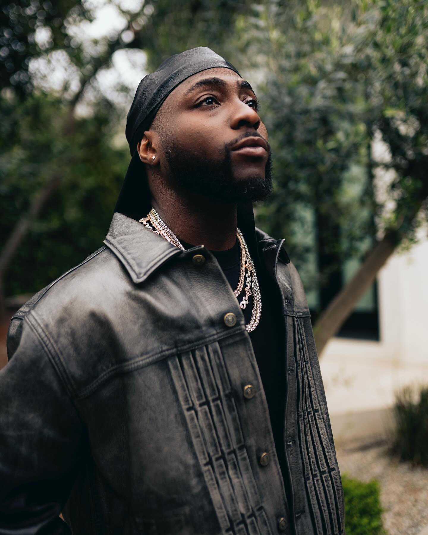 Davido’s lookalike causes commotion in the market as traders gather to hug him